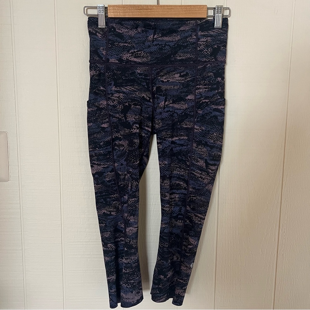 Lululemon purple Fast & Free cropped snake skin Patterned Leggings 6